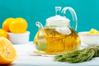 7 receitas de chá de cavalinha para limpar o organismo