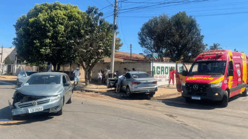 Colisão entre dois carros deixa homem ferido no Setor Oeste, em Goianésia Colisão entre dois carros deixa homem ferido no Setor Oeste, em Goianésia