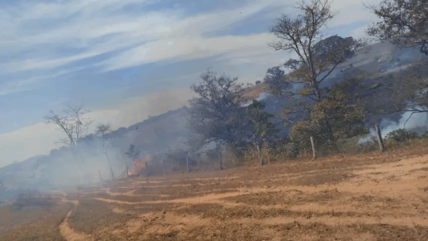 Incêndio de grandes proporções atinge região próxima ao Condomínio Vivalle em Goianésia