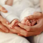 Posso sair com meu bebê de 1 mês? Cuidados essenciais nos primeiros passeios