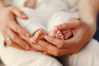 Posso sair com meu bebê de 1 mês? Cuidados essenciais nos primeiros passeios