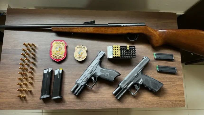 Polícia Civil cumpre buscas e apreende armas usadas por autor de violência doméstica em São Luís de Montes Belos Polícia Civil cumpre buscas e apreende armas usadas por autor de violência doméstica em São Luís de Montes Belos