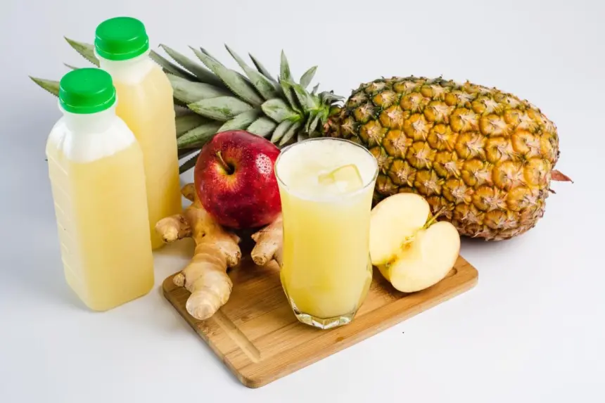 7 sucos com abacaxi para ajudar a desintoxicar o organismo