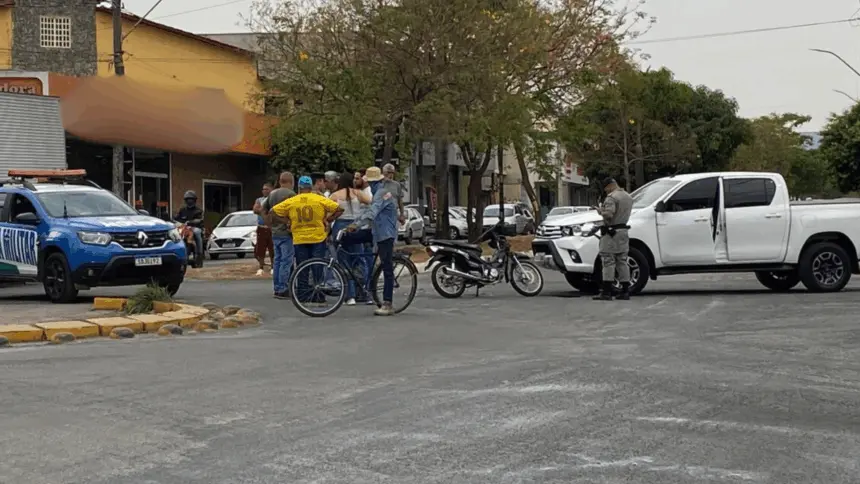 Colisão entre moto e caminhonete deixa uma pessoa ferida no Bairro Carrilho Colisão entre moto e caminhonete deixa uma pessoa ferida no Bairro Carrilho