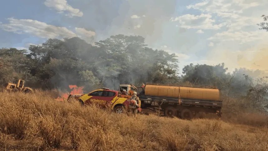 Incêndio em vegetação mobiliza bombeiros de Goianésia e caminhão pipa na zona rural de Vila Propício