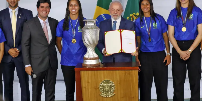 Lula diz que enviará projeto de lei para incentivar futebol feminino Lula diz que enviará projeto de lei para incentivar futebol feminino