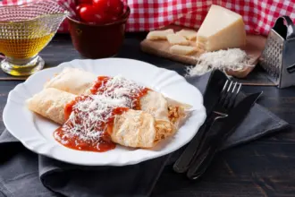 5 receitas criativas e práticas com frango desfiado para o almoço