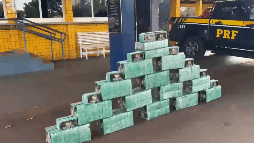 PRF intercepta dois caminhões e apreende 330 kg de cocaína