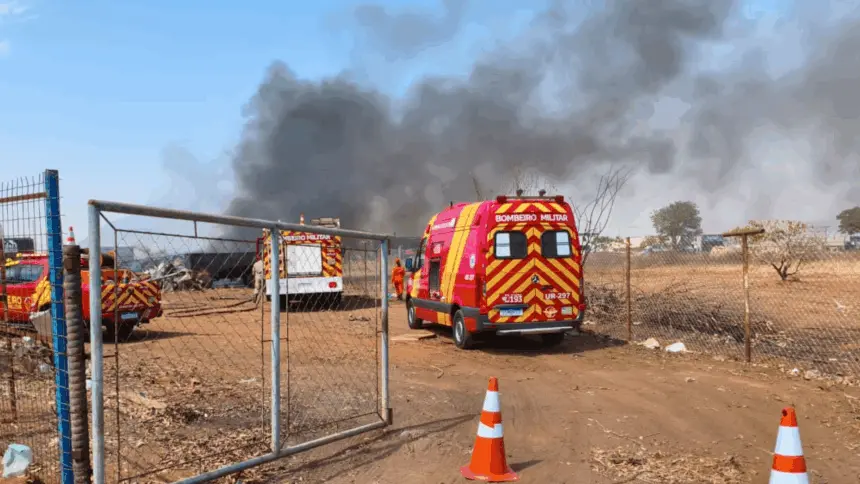 Bombeiros são acionados para controlar incêndio em depósito de reciclagem no Parque das Palmeiras