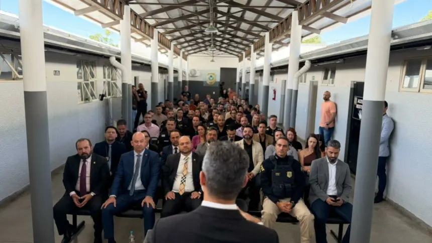 PCGO realiza cerimônia de revitalização da Central-Geral de Flagrantes de Goiânia e homenageia policiais civis PCGO realiza cerimônia de revitalização da Central-Geral de Flagrantes de Goiânia e homenageia policiais civis