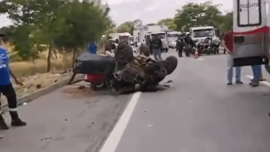 Urgente: Colisão entre carro e ambulância deixa três mortos e dois feridos graves na BR-153