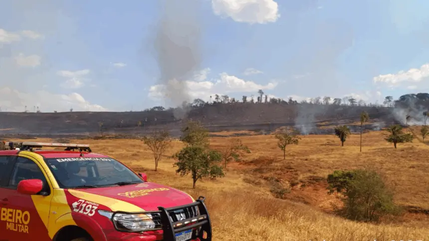 Incêndio de grandes proporções atinge região de Natinópolis Incêndio de grandes proporções atinge região de Natinópolis