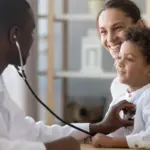 Veja como ajudar a criança a perder o medo de médico