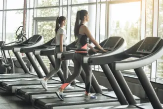 7 maneiras de variar seu treino na esteira e manter a motivação