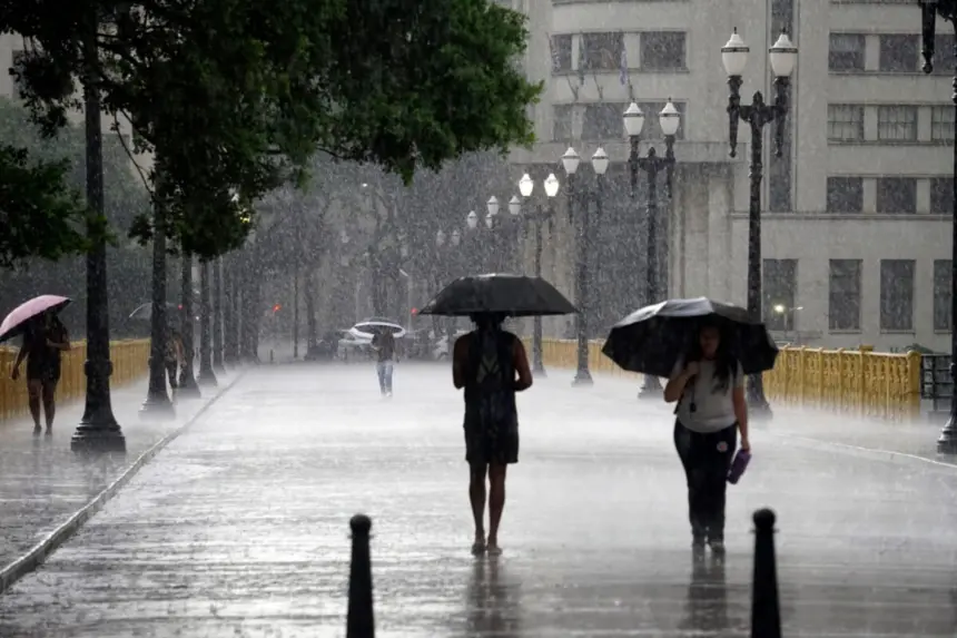 3 doenças causadas pelo contato com a água da chuva 3 doenças causadas pelo contato com a água da chuva