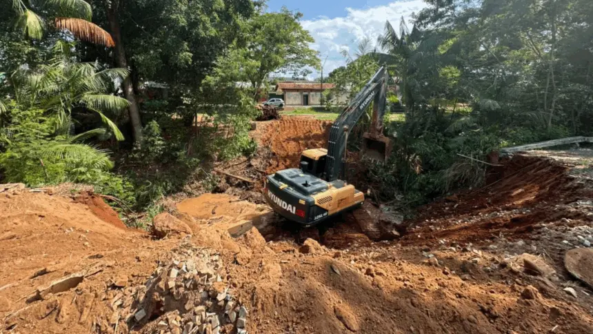 SeInfra executa obra emergencial para conter erosão na “Praça da Baixada” SeInfra executa obra emergencial para conter erosão na “Praça da Baixada”