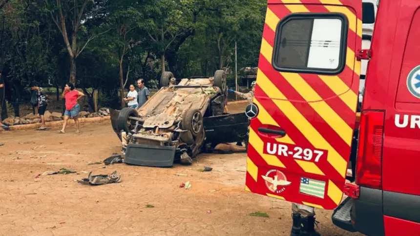 Três pessoas ficam feridas após capotamento na GO-080; bombeiros de Goianésia são acionados