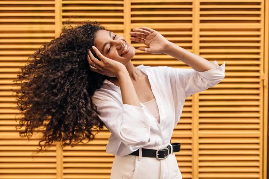 Cachos definidos: 5 dicas para realçar a curvatura do cabelo Cachos definidos: 5 dicas para realçar a curvatura do cabelo