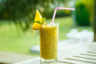 Casca de abacaxi: receitas práticas de chás e sucos para aproveitar ao máximo a fruta