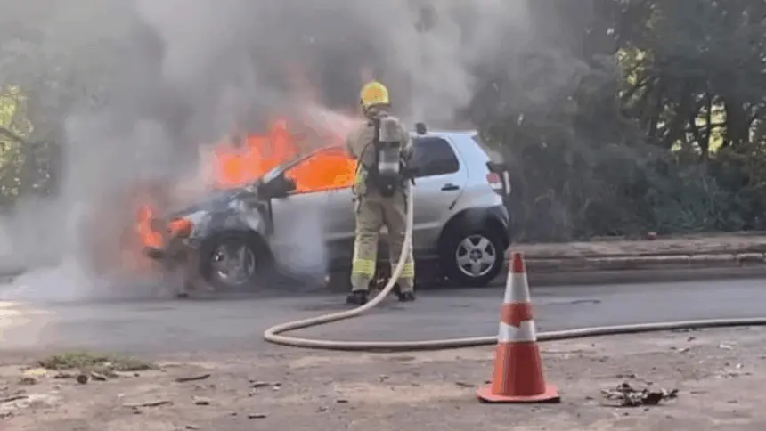 Corpo de Bombeiros é acionado para controlar incêndio em veículo no oste de Goianésia