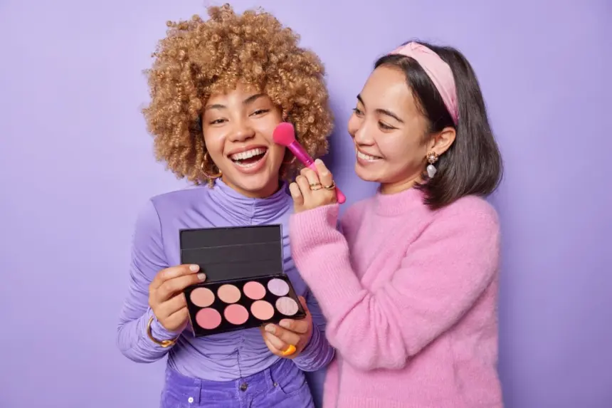 Maquiagem deixa de ser estética e se torna experiência emocional Maquiagem deixa de ser estética e se torna experiência emocional