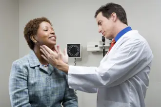 Caroço no pescoço: veja as causas e quando é necessário procurar um médico