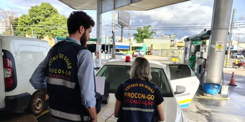 Procon tá de olho e autua 9 de 10 postos fiscalizados por aumento injustificado no preço do etanol Procon tá de olho e autua 9 de 10 postos fiscalizados por aumento injustificado no preço do etanol
