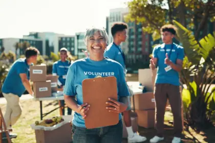 Voluntariado: 4 formas de fortalecer a saúde mental ajudando os outros