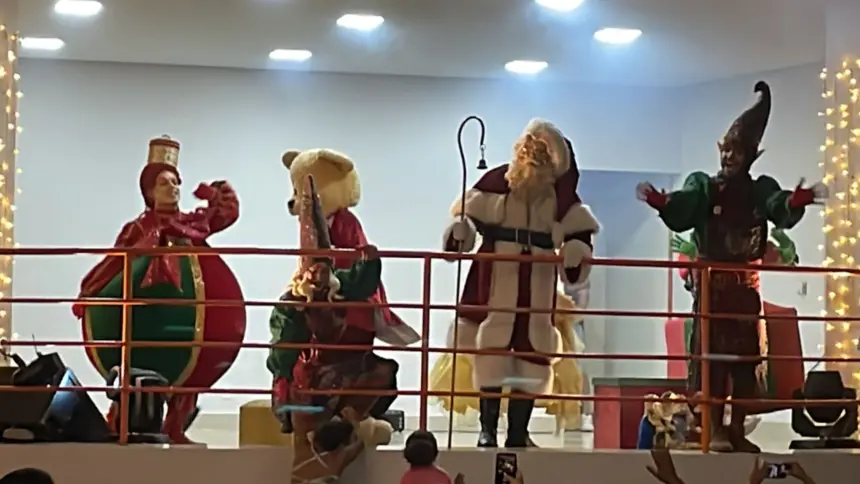 Papai Noel é recebido com festa e emociona famílias em Goianésia Papai Noel é recebido com festa e emociona famílias em Goianésia