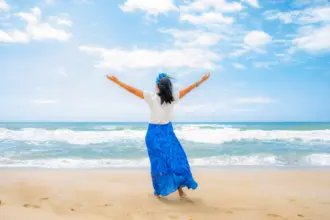 6 simpatias para fazer na praia no Ano-Novo