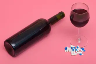 Automedicação nas festas: perigos de misturar álcool e remédios