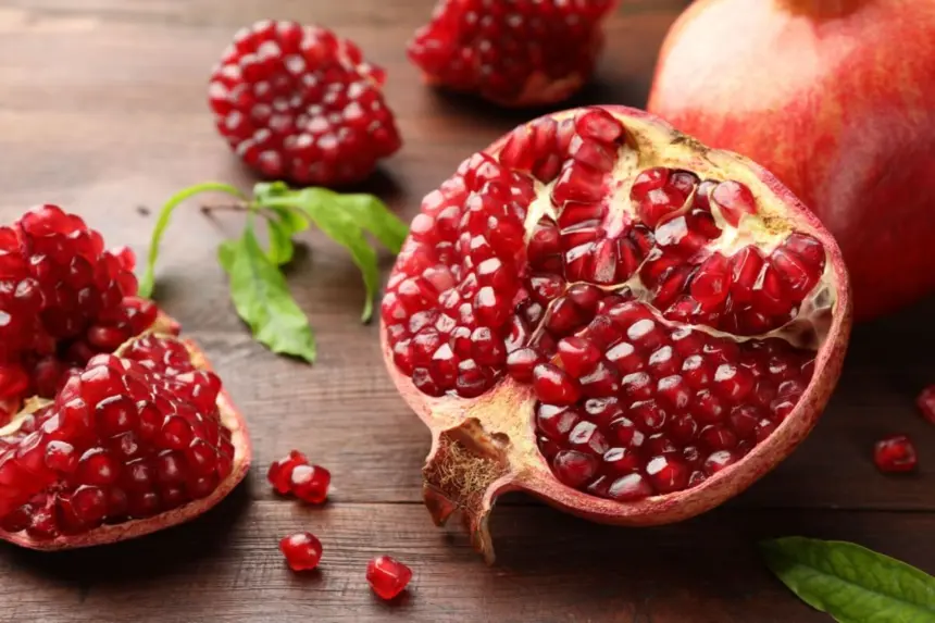 Romã: 8 benefícios para a saúde e ideias para usar a fruta no dia a dia Romã: 8 benefícios para a saúde e ideias para usar a fruta no dia a dia