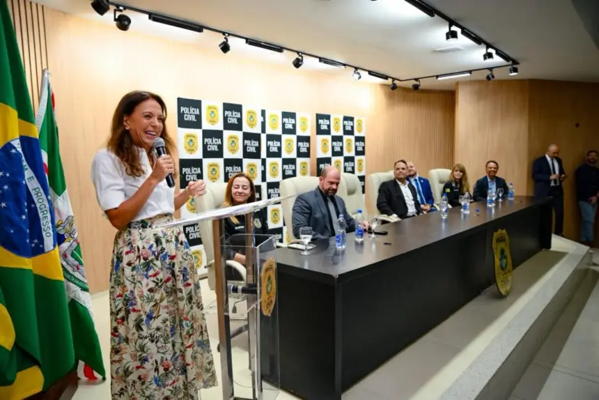 Trinta novas viaturas reforçam enfrentamento à violência contra a mulher Trinta novas viaturas reforçam enfrentamento à violência contra a mulher