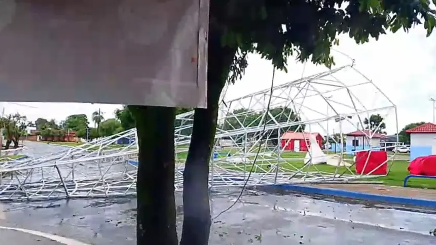 Chuva acompanhada de ventos derruba árvore de natal em Vila Propício Chuva acompanhada de ventos derruba árvore de natal em Vila Propício