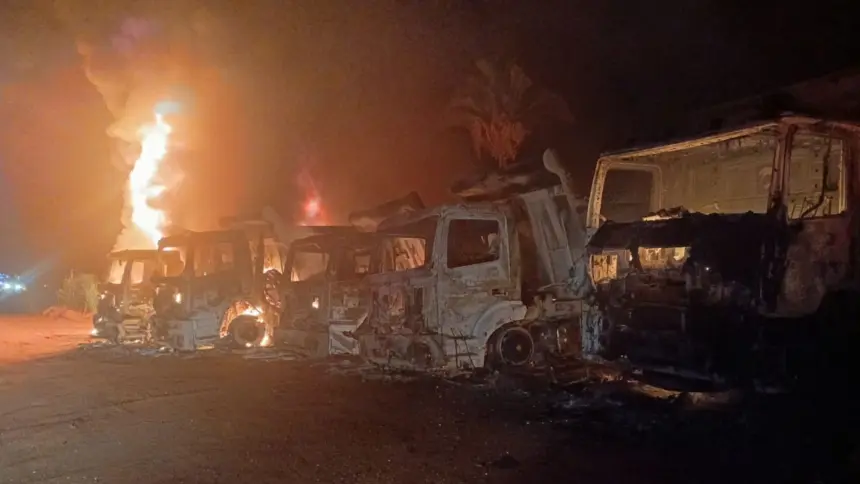 Incêndio criminoso destrói caminhões e máquinas na duplicação da BR-153 Incêndio criminoso destrói caminhões e máquinas na duplicação da BR-153