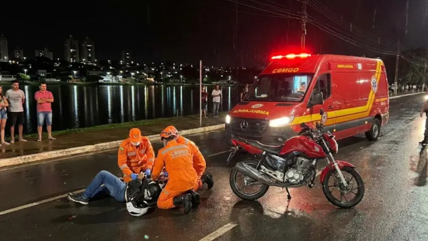 Motociclista fica ferido após queda na Avenida Contorno Motociclista fica ferido após queda na Avenida Contorno