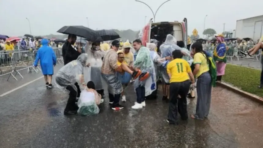 Raio atinge participantes de ato liderado por Nikolas Ferreira em Brasília e deixa dezenas de feridos Raio atinge participantes de ato liderado por Nikolas Ferreira em Brasília e deixa dezenas de feridos