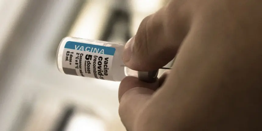 Após cinco anos de vacinação, covid recua, mas ainda preocupa Após cinco anos de vacinação, covid recua, mas ainda preocupa