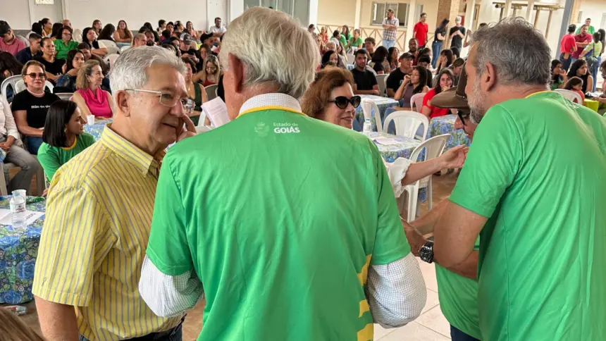 Renato recepciona estudantes no Agrocolégio de Goianésia Ricardo Fontoura de Siqueira Renato recepciona estudantes no Agrocolégio de Goianésia Ricardo Fontoura de Siqueira