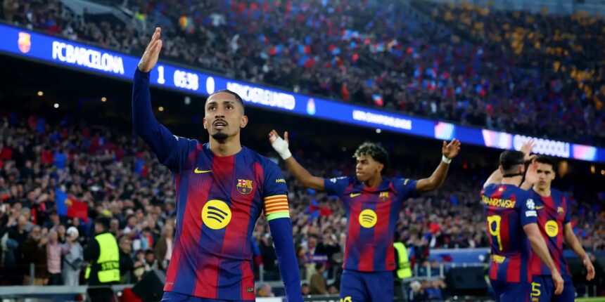 Raphinha marca dois em goleada do Barcelona na Liga dos Campeões