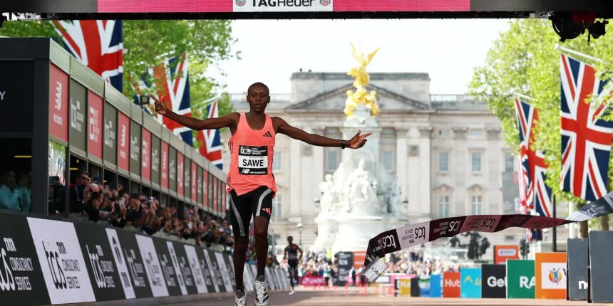 Queniano se torna primeiro atleta a correr maratona abaixo de 2 horas Queniano se torna primeiro atleta a correr maratona abaixo de 2 horas