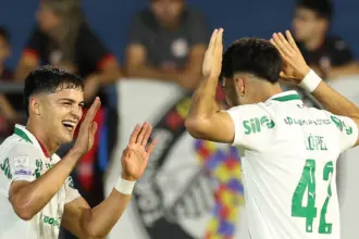Palmeiras derrota Bragantino para manter liderança no Brasileiro