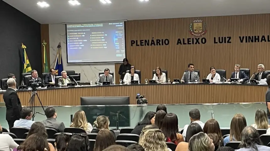 Câmara aprova melhorias na iluminação da Avenida Contorno, nas proximidades do Feirão Câmara aprova melhorias na iluminação da Avenida Contorno, nas proximidades do Feirão