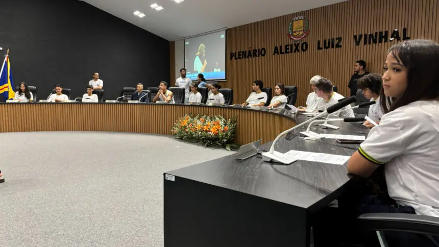 Câmara de Goianésia abre as portas e aproxima alunos da política com programa Escola na Câmara Câmara de Goianésia abre as portas e aproxima alunos da política com programa Escola na Câmara