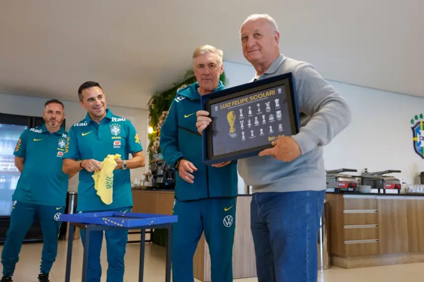 Pentacampeão com a seleção, Felipão é homenageado na Granja Comary Pentacampeão com a seleção, Felipão é homenageado na Granja Comary