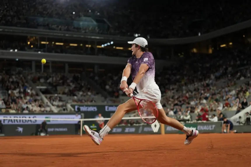 João Fonseca faz história em Roland Garros e avança às quartas de final pela primeira vez