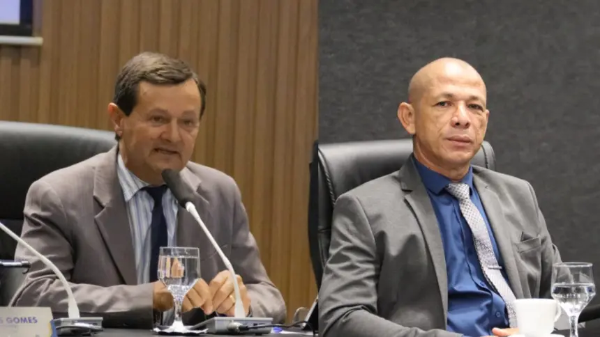 Vereadores Gesmar e Sargento Santos solicitam reforço na sinalização no Bairro Santa Luzia Vereadores Gesmar e Sargento Santos solicitam reforço na sinalização no Bairro Santa Luzia