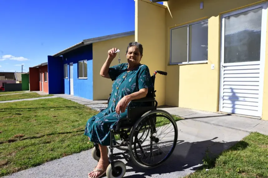 Famílias de Três Ranchos e Ouvidor recebem chaves das moradias Famílias de Três Ranchos e Ouvidor recebem chaves das moradias