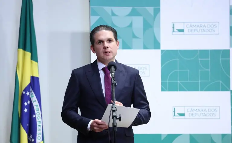 Hugo Motta critica tarifas dos EUA e defende setor produtivo brasileiro Hugo Motta critica tarifas dos EUA e defende setor produtivo brasileiro