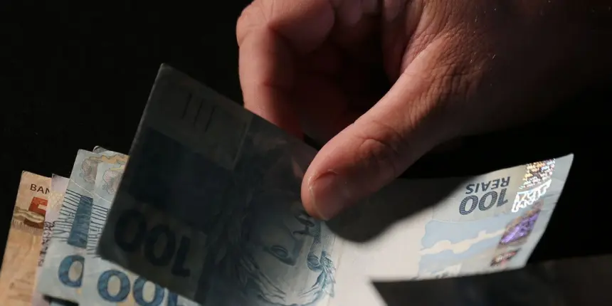 Trabalhadores nascidos em setembro e outubro recebem abono salarial nesta quarta